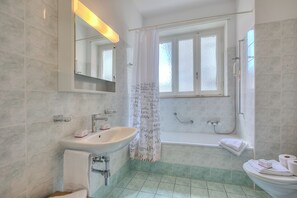 Standard-huoneisto, 3 makuuhuonetta (Bellinzona in centro) | Kylpyhuone | Suihkun ja ammeen yhdistelmä, hiustenkuivaaja, pyyhkeet, saippua