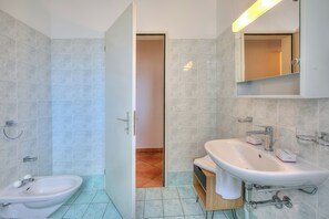 Standaard appartement, meerdere slaapkamers (Bellinzona in centro) | Badkamer | Een bad/douchecombinatie, een haardroger, handdoeken, zeep