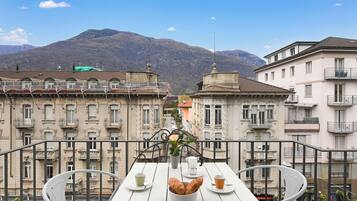 Family Apartment, Multiple Bedrooms (Castle view) | Outdoor dining
