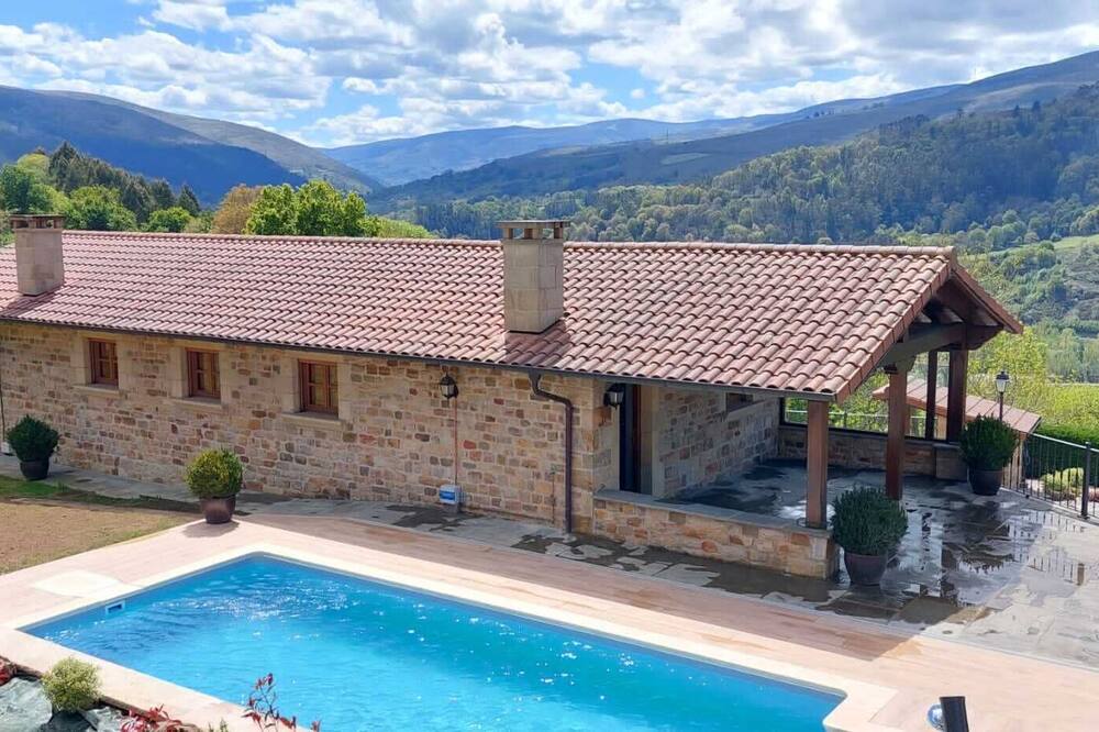 Villa Tinina, tranquility in a privileged environment.