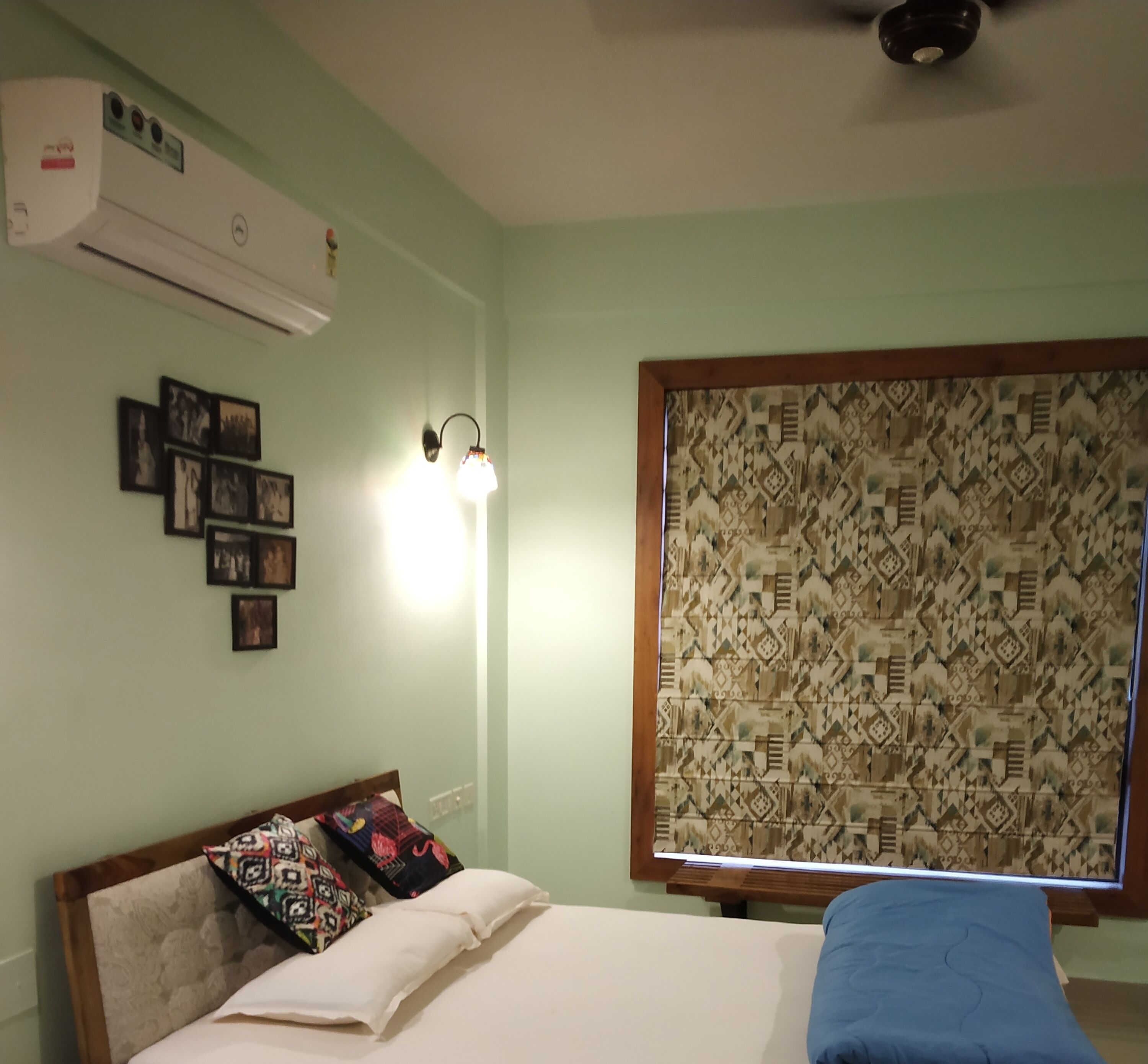 3 bedrooms, desk, bed sheets