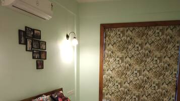 3 bedrooms, desk, bed sheets