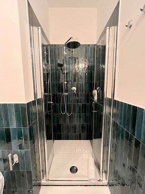 Een douche, een haardroger, een bidet, handdoeken