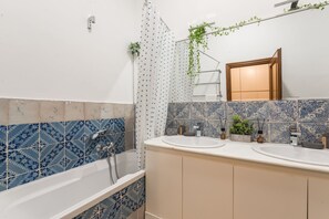 Bathtub, hair dryer, bidet, towels
