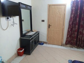 Iron/ironing board, free WiFi, bed sheets - Hotel VIP Palace Lodge (Multan)