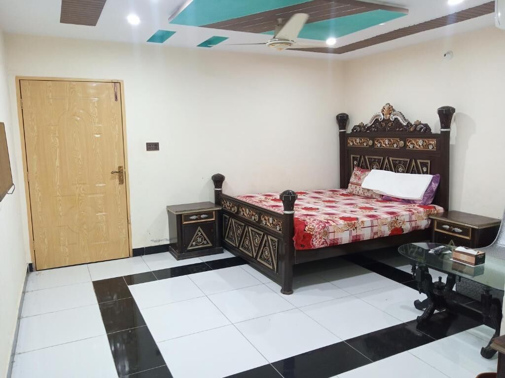 Tabla de planchar con plancha, wifi gratis y ropa de cama 