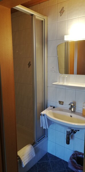 Quarto solteiro básico | Banheiro | Chuveiro, secador de cabelo, toalhas de banho, sabonete