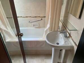 Habitación clásica con 1 cama matrimonial o 2 individuales | Baño
