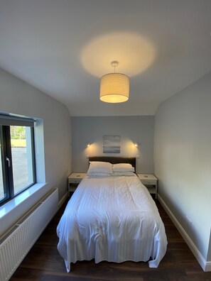 1 habitación, tabla de planchar con plancha, wifi gratis y ropa de cama