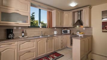 Vila | Cozinha privada | Geladeira grande, micro-ondas, fogão, cooktop