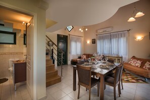 Villa | Living area | 42-inch TV with satellite channels - Villa La Palma (Platanias)