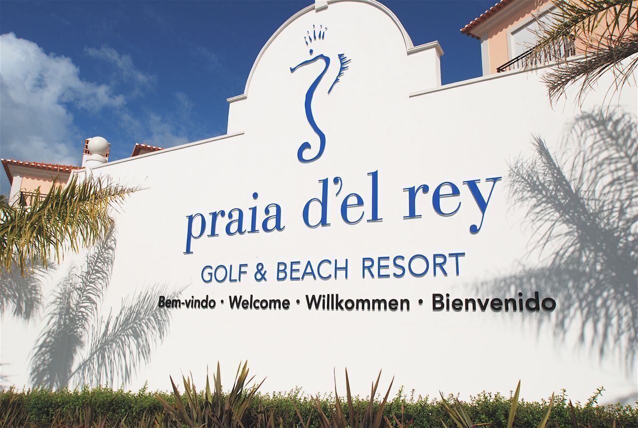 Un panneau indiquant le complexe hôtelier et golf de « Praia d’El Rey », avec un message d’accueil dans plusieurs langues.
