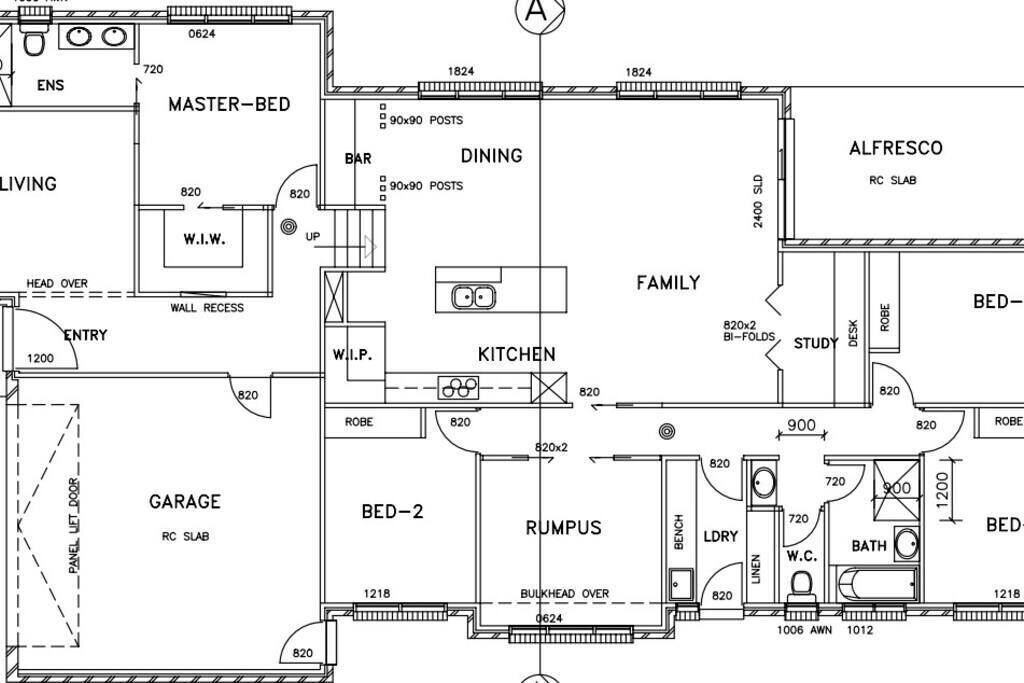 Ein Grundriss eines Hotels mit Hauptschlafzimmer, Essbereich, Küche, Familienzimmer und Arbeitszimmer.