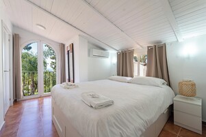 Apartment (9) | Down comforters, iron/ironing board, free WiFi