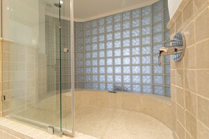 Studio (B1) | Badkamer | Een douche, een haardroger, handdoeken, zeep