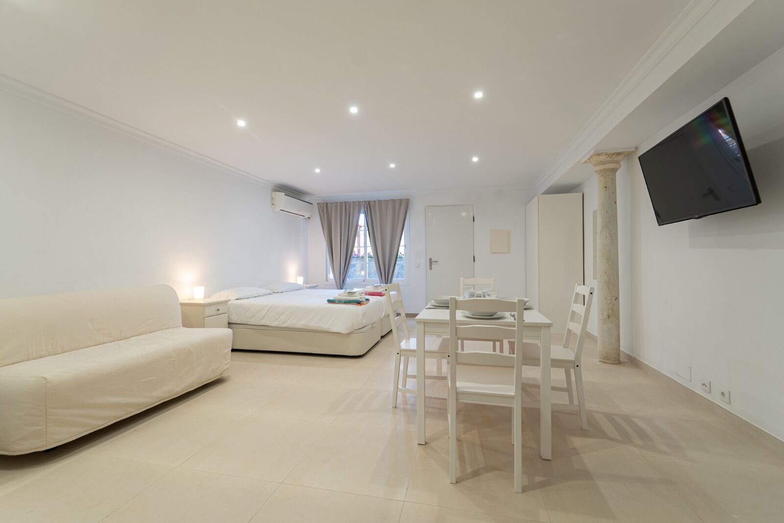 Estudi (B3) | Cobrellits, planxa i posts de planxar i wifi gratuïta 