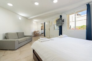 Single Room, 1 Queen Bed (12) | Living area | Flat-screen TV - MarbellaCasadelMar (Marbella)