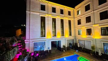 Una piscina al aire libre de temporada