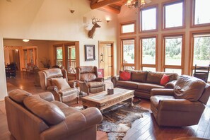 Een open haard en een dvd-speler