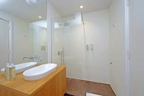 Douche, articles de toilette écologiques, sèche-cheveux, bidet