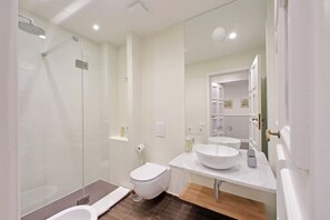 Douche, articles de toilette écologiques, sèche-cheveux, bidet