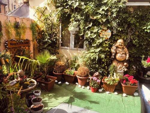 Centrally located 4 bedroom house with garden free parking in Zone 1 London