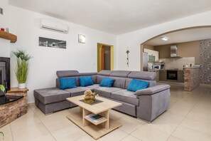 Televisión y chimenea