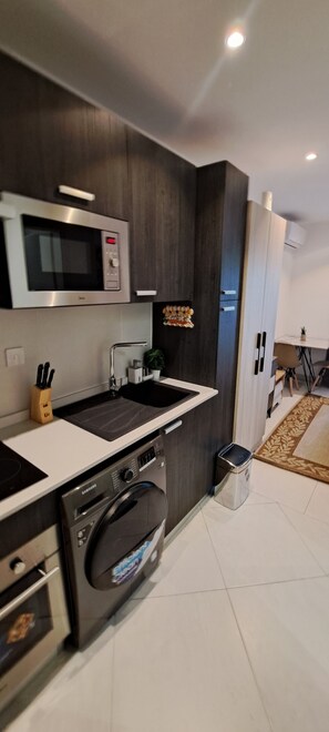 Kühlschrank, Ofen, Herdplatte, Geschirrspüler