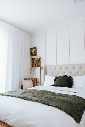 3 chambres, bureau, fer et planche à repasser, lit parapluie