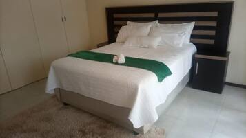 Apartment | 3 bedrooms, iron/ironing board, free WiFi, bed sheets