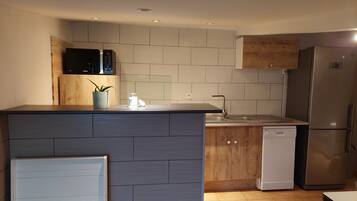 Een microgolfoven, een kookplaat, een vaatwasser