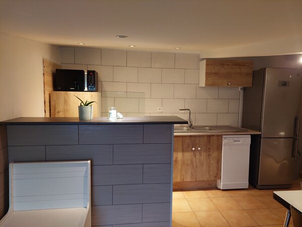 Een microgolfoven, een kookplaat, een vaatwasser