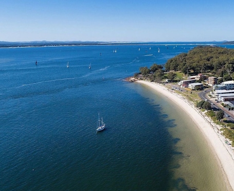 Beach. Studio 21 – cosy studio apartment directly opposite beach, an easy walk to shops and cafes