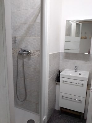 Shower, hair dryer, towels, soap - The white sail (Berck)
