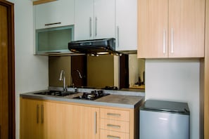 Private kitchen - Homey And Serene 2Br At Great Western Resort Apartment (Tangerang)