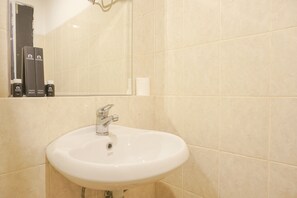 Appartement, 1 chambre | Salle de bain | Articles de toilette gratuits, serviettes fournies