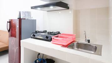 Apartment, 2 Bedrooms | Private kitchen | Fridge, stovetop, cookware/dishes/utensils