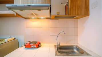 Studio | Private kitchen | Fridge, stovetop, cookware/dishes/utensils