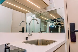 Private kitchen - Simply Look And Comfy Studio At Tokyo Riverside Pik 2 Apartment (Teluknaga)