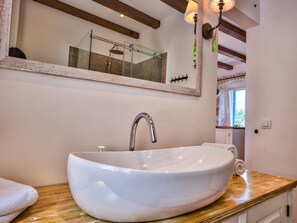 Douche, séchoir à cheveux, serviettes fournies