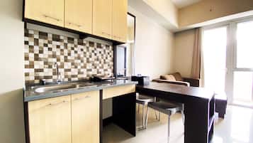 Departamento, 2 habitaciones | Cocina privada | Refrigerador, parrilla de estufa y utensilios de cocina