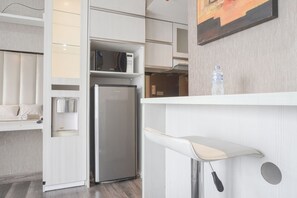 Studio | Eigene Küche | Kühlschrank, Herdplatte, Kochgeschirr/Geschirr/Besteck