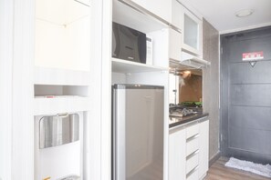 Studio | Yksityinen keittiö | Jääkaappi, liesi, keittoastiat/astiat/ruokailuvälineet