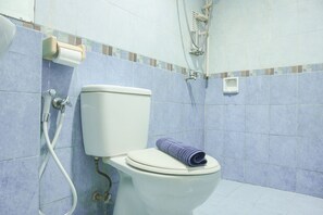 Departamento, 2 habitaciones | Baño | Regadera, amenidades de baño gratuitas, toallas 