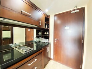 Studio | Eigene Küche | Kühlschrank, Herdplatte, Kochgeschirr/Geschirr/Besteck