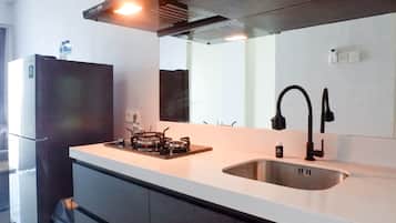Apartamento, 2 quartos | Cozinha privada | Geladeira, cooktop, talheres/pratos/utensílios de cozinha