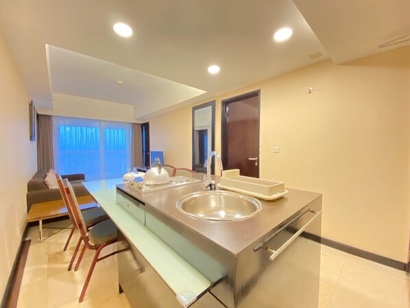 Departamento, 2 habitaciones | Cocina privada | Refrigerador, parrilla de estufa, utensilios de cocina y comedor 