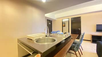 Departamento, 2 habitaciones | Cocina privada | Refrigerador, parrilla de estufa y tetera eléctrica