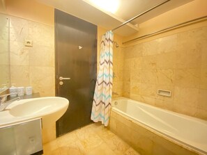 Căn hộ Tiêu chuẩn, 2 phòng ngủ | Phòng tắm | Đồ dùng nhà tắm miễn phí, dầu gội 
