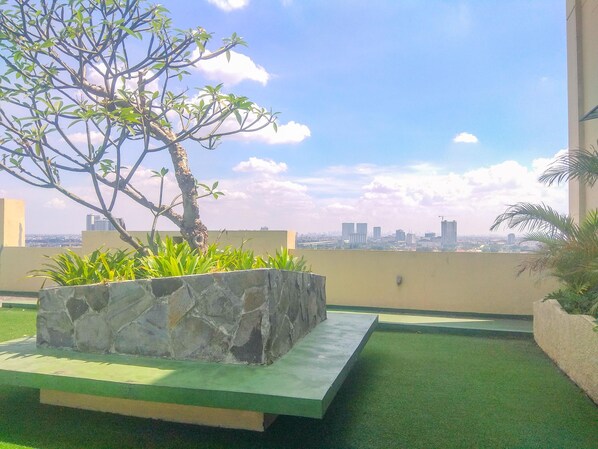 Rooftop terrace - Cozy Studio at Lagoon Bekasi Town Square Apartment (Bekasi)